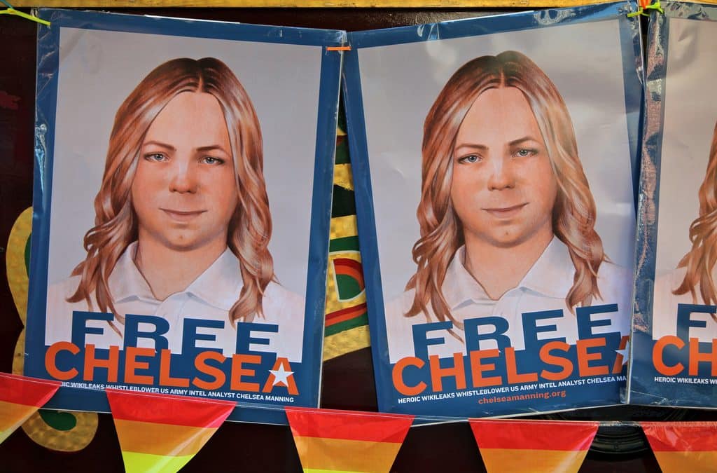 Ron Paul and Dennis Kucinich Ask President Obama to Free Chelsea Manning